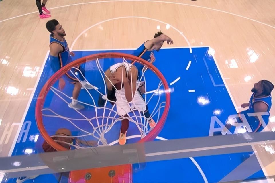 世俱杯买球官网入口-夹腿垫脚撞膝盖,文班被干倒6次!遭遇雷霆武术队,气得扭头就走