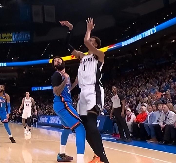 世俱杯买球官网入口-夹腿垫脚撞膝盖,文班被干倒6次!遭遇雷霆武术队,气得扭头就走