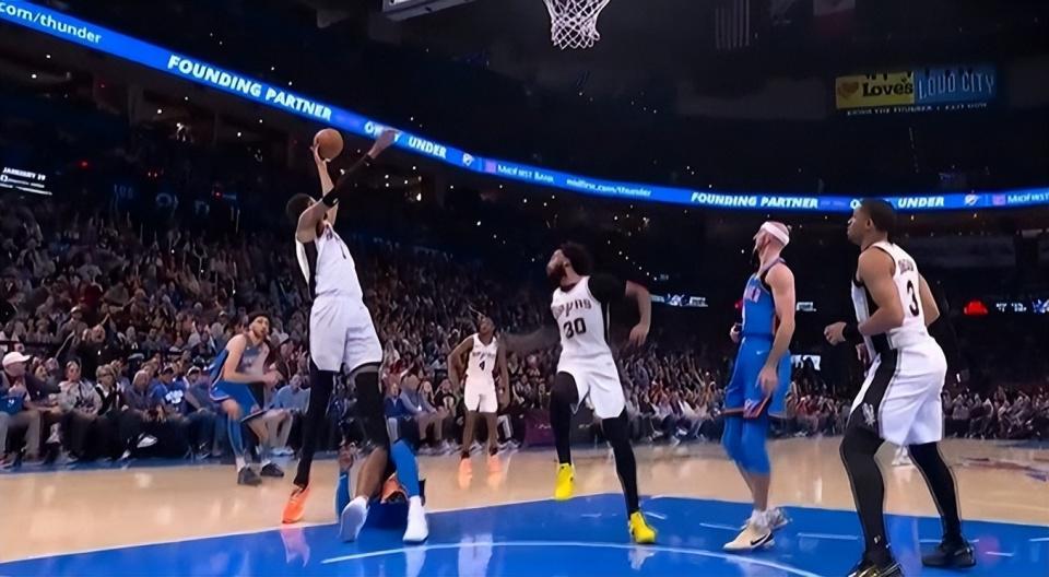 世俱杯买球官网入口-夹腿垫脚撞膝盖,文班被干倒6次!遭遇雷霆武术队,气得扭头就走