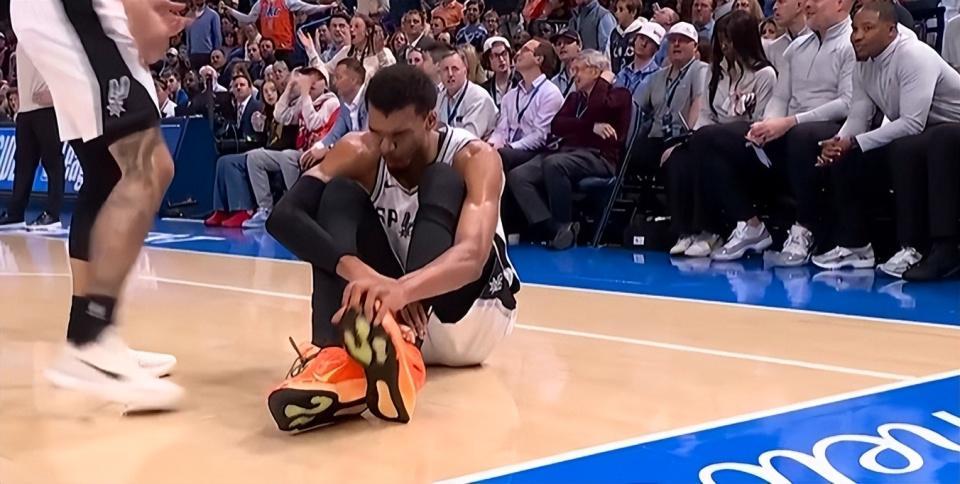 世俱杯买球官网入口-夹腿垫脚撞膝盖,文班被干倒6次!遭遇雷霆武术队,气得扭头就走