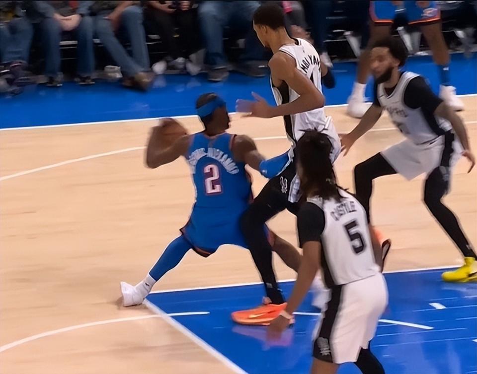 世俱杯买球官网入口-夹腿垫脚撞膝盖,文班被干倒6次!遭遇雷霆武术队,气得扭头就走