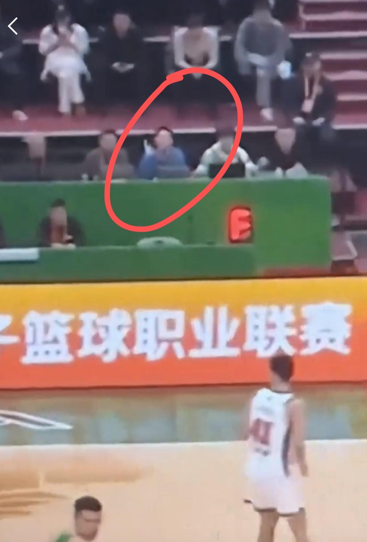 世俱杯-付豪撞飞徐杰,辽篮技术台竟带头鼓掌?焦泊乔还被辽篮球迷辱骂