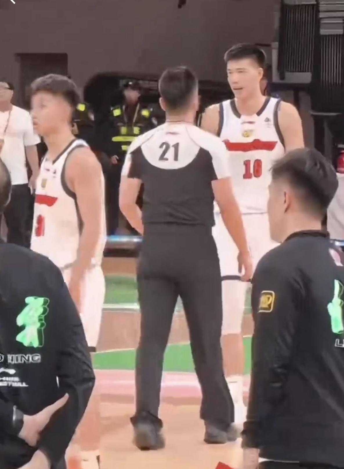 世俱杯-付豪撞飞徐杰,辽篮技术台竟带头鼓掌?焦泊乔还被辽篮球迷辱骂